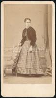 cca 1860-1870 Fiatal hölgy portréja, keményhátú fotó Borsos és Doctor pesti műterméből, 10,5×6,5 cm