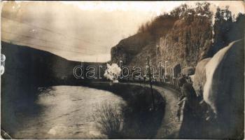Sebesvár, Bologa (Kissebes, Poieni); folyópart, gőzmozdony, vonat / riverside, locomotive, train. photo (vágott / cut)