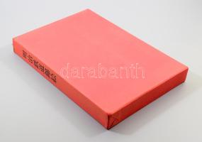 Juzo Suzuki: Meiji Railway Nishiki-e. (Railways in Color Prints of Meji Era.) Tokyo, 1971., Transportation Cooperation Association Foundation, 4 p.+32 (színes táblák) t.+64+XIX+IX p. Japán, kisebb részben angol nyelven. Rendkívül gazdag, japán vasúti témájú fametszetekről készült színes reprodukciós képanyaggal illusztrált. (Összesen 271 színes kép, ebből 58 kép 32 táblára ragasztva.) Kiadói aranyozott haránt-alakú egészvászon-kötés, kiadói vászontokban. Számozott (136./2000) példány! /  Juzo Suzuki: Meiji Railway Nishiki-e. (Railways in Color Prints of Meji Era.) Tokyo, 1971., Transportation Cooperation Association Foundation, 4 p.+32 (color plates) t.+64+XIX+IX p. In Japanese and smaller parts in English language. With a lot of colorful illustartion of reproductions of Japanese railway-themed woodcuts. Half-linen-bindig, in linen case. Numbered (136./2000) copies!