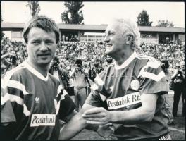 cca 1990 Albert Flórián és Varga Zoltán labdarúgók FTC öregfiúk mérkőzésen, sajtófotó, a hátoldalon pecséttel jelzett (Népsport, Záhonyi Iván felvétele), törésnyommal, 18x24 cm