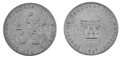 Német Demokratikus Köztársaság 1967. "Berlin - Pergamon-oltár" kétoldalas fém emlékérme (27mm) + "Berlini Állami Operaház" kétoldalas fém emlékérmek dísztokban (27mm) T:AU German Democratic Republic 1967. "Pergamonaltar" two-sided metal commemorative medallion (27mm) + "Deutsche Staatsoper in Berlin" two-sided metal commemorative medallion all of two in a cardboard case (27mm) C:AU