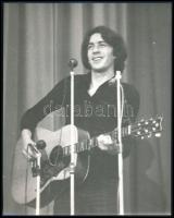 cca 1975 Cseh Tamás (1943-2009) zeneszerző, énekes, eredeti negatívról készült későbbi nagyítás, 21×17 cm