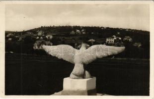 Balatonalmádi, Turulos látkép, nyaralók. Kálmán István kiadása (EK)