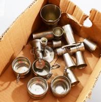 Doboznyi ón tárgy, közte mércék, gyertyatartó, pohár, kiöntő.