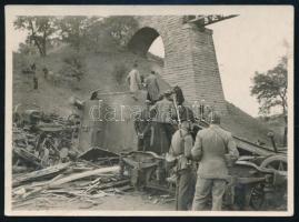 1931 A biatorbágyi vasúti merénylet roncsait vizsgálók csendőrrel, hátoldalon feliratozott fotó, 6,5×9 cm