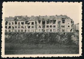 1945 Budapest, Fehérvári út 40. sz. ház romjai az ostrom után, hátoldalon feliratozott fotó, 6×9 cm