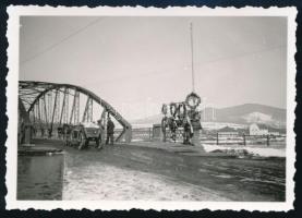 1939 A csehszlovák-magyar határincidens, a Latorca folyó hídjánál, koszorúk a betörés után, hátoldalon feliratozott fotó, 6×9 cm