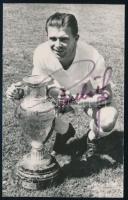 Puskás Ferenc (1927-2006) autográf aláírása őt magát mint a Real Madrid BEK-győztes labdarúgóját megörökítő képen,15x9 cm. / Ferenc Puskás (1927-2006) autograph signature on a picture depicting him as Real Madrid's winner of European Champion Clubs' Cup, 15x9 cm.