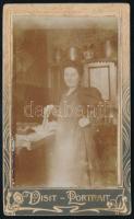 cca 1900-1910 Főző hölgy fotója, vizitkártya, dekoratív, szecessziós díszítéssel, 10,5x6,5 cm