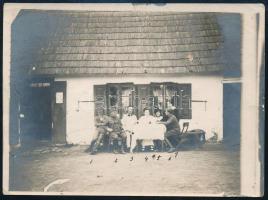 1916 Katonák civileknél beszállásolva "egy jóravaló zsidó családnál" feliratozott fotó 12x9 cm