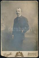 1903 Dr. Luszty Sándor portréja, hátoldalon saját kezű aláírásával, sérült karton, 16,5×10,5 cm