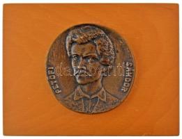 Domonkos Béla (1934-2020) DN "Petőfi Sándor" egyoldalas öntött bronz plakett fatáblán (~102mm) T:AU