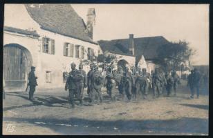 1916 Az első román hadifoglyokról készült fotó szeptember 16. az Erdélybe való betörés után. Feliratozott fotólap / 1916 The first photo of Romanian prisoners of war taken on September 16th after the invasion of Transylvania. Captioned photo