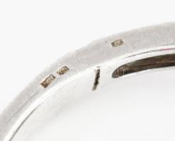 Ezüst (Ag) karkötő, csiszolt malachit lap berakással, jelzett, bruttó 33g