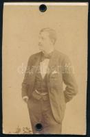 Dókus László vármegyei aljegyző, keményhátú fotó Strelisky műterméből, hátoldalon feliratozva, vágott, 10,5×6,5 cm