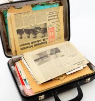 Egy aktatáskányi vegyes iratrégiség tétel.