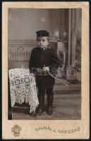 cca 1890 Kisgyerek műtermi portréja, keményhátú fotó Kaukál karcagi műterméből, 10,5×6,5 cm