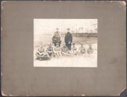 cca 1915 Magyar géppuskás osztag Schwarzlose géppuskákkal, kartonra kasírozott fotó, Reich fényképészeti műintézete, Bp., sérült kartonon, fotó: 12,5x17 cm, karton: 25x33 cm