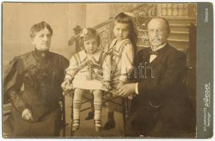 cca 1900 Családi portré kisgyerekekkel (Erhardt Adalbert és felesége Cserni Lujza), keményhátú fotó St. Joanovits utóda A Weiser verseci műterméből, kopott, 13,5x21 cm.