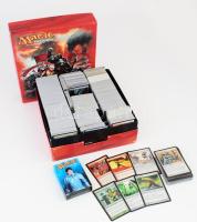 Magic The Gathering kártyák, kb. 2000 db, kissé kopott dobozban.