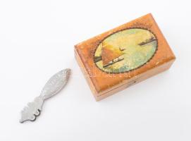cca 1920-40 Fadoboz festett Balatonalmádi felirattal, balatoni vitorlás és hajó ábrázolással nyomatként, kopott, kulcs nélkül, 5x7,5x11,5 cm + Retro hal formájú fém konzervnyitó, h: 10 cm