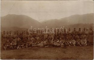 1915 Vulkán, Zsilyvajdejvulkán, Jiu-Vaidei-Vulcan, Vulcan; osztrák-magyar katonák csoportja szuronyos puskákkal, háttérben a román határ / WWI Austro-Hungarian K.u.K. military, group of soldiers with bayonets, Romanian border in the background. photo (EK)