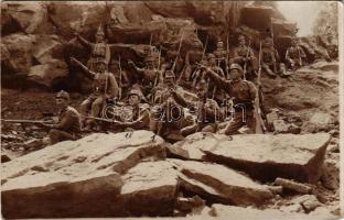 Lupény, Lupeni; osztrák-magyar katonák csoportja szuronyos puskákkal / WWI Austro-Hungarian K.u.K. military, group of soldiers with bayonets. photo (EK)