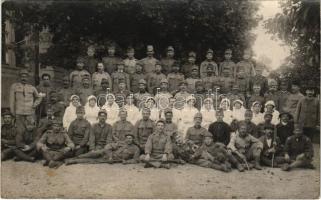 1916 Budapest XVII. Rákosliget, Vöröskeresztes nővérek és sérült osztrák-magyar katonák a kórház udvarán / WWI Austro-Hungarian K.u.K. military, Red Cross nurses and injured soldiers at the hospital's courtyard. photo (fl)
