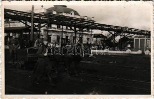 Magyar katonák egy vasútállomáson / WWII Hungarian military, soldiers at a railway station. photo (fl)