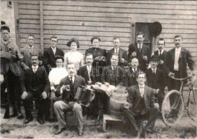 Cikó (Tolna megye), Amerikából hazaküldött csoportkép a Kiszler család három tagjával 1908-1913 - MODERN