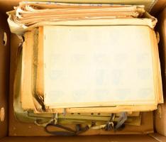 Sokezer darabos magyar gyufacímke gyűjtemény, banános ládában. Nagyrészt magyar, albumokban, szépen rendezve.