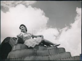 1945 Szendrő István (1908-2000): Balerina felhők alatt, hátoldalon pecséttel jelzett vintage fotóművészeti alkotás, 23,5×16,5 cm