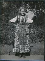 cca 1940 Szendrő István (1908-2000): Erdély, Inatelki népviselet, hátoldalon pecséttel jelzett vintage fotóművészeti alkotás, 23,5×16,5 cm