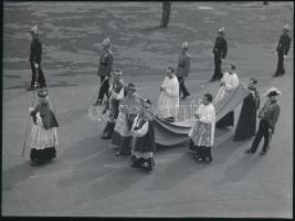 cca 1938 Szendrő István (1908-2000): Serédi Jusztinián hercegprímás, hátoldalon pecséttel jelzett vintage fotóművészeti alkotás, 23,5×16,5 cm
