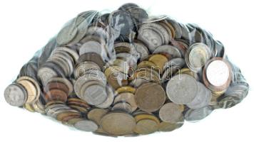 Vegyes, magyar és külföldi érmetétel mintegy ~1,5kg súlyban, T:vegyes Mixed, Hungarian and foreign coin lot (~1,5kg) C:mixed