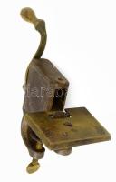 Antik bronz gombozó- és redőzőgép, hiánnyal, 18x16 cm