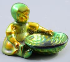 Zsolnay kisplasztika - üldögélő kendős kislány kosárral. Terv.: Sinkó András, eozin mázakkal festett öntött finomfajansz. Jelzett (pajzspecsét), kopással, 12x7 cm