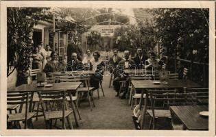 1927 Pozsony, Pressburg, Bratislava; H. Steltzer borozója, kerthelyiség vendégekkel. Strelisky felvétele / Vináren / Weinstube / wine hall with guests. photo (EB)