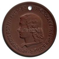 Német Demokratikus Köztársaság 1982 k. "Johann Friedrich Böttger - A porcelán feltalálója 1682-1719" kétoldalas porcelán emlékérem, a "Meisseni Porcelánmanufaktúra" gyártói jelzésével (37mm) T:AU German Democratic Republic cca 1982 "Johann Friedrich Böttger - Erfinder des Porzellans 1682-1719" two-sided porcelain medallion, with mark of the "Porcelain Manufactory of Meissen" (37mm) C:AU