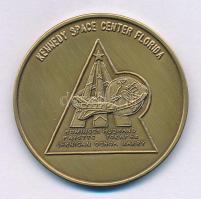 Amerikai Egyesült Államok DN(~1985) "Kennedy Space Center Florida / The New ERA of Space Exploration USA" kétoldalas bronz emlékérem (39,5mm) T:AU-XF USA ND(~1985) "Kennedy Space Center Florida / The New ERA of Space Exploration USA" two-sided bronze commemorative medallion (39,5mm) C:AU-XF
