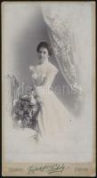 1901 Elegáns hölgy portréja, kabinetfotó Liederhoffer és Székely (Budapest - Pöstyén) műterméből, a hátoldalon autográf dedikációval, 21x11,5 cm