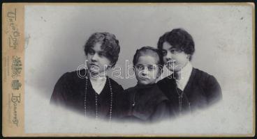 cca 1900-1910 Fiatal lányok portréja, kabinetfotó Uher Ödön budapesti műterméből, kissé viseltes, 11x20,5 cm