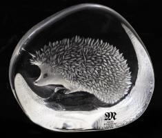 Mats Jonasson (svéd, 1945-): Ólomkristály asztaldísz sün mintával, jelzett, hibátlan, eredeti dobozában, 10x9 cm