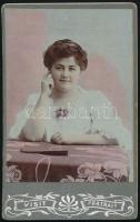cca 1900-1910 Hölgy portréja, színezett fotó, vizitkártya, szecessziós verzóval, 10,5x6,5 cm