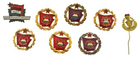 Vegyes 8db-os vegyes szocialista jelvény tétel, benne 1957. "KISZ - Ifjúság a szocializmusért" műgyantás fém kitűző + ~1970-1980. "Szocialista Brigád" műgyantás fém kitűző (6x) + DN "Önkéntes Tűzoltó" fém kitűző T:XF-VF, zománchiba
