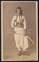 cca 1870 Egyiptomi férfi portréja, kezében szablyával, vizitkártya, Schier &amp; Schoefft műterme, Alexandria (Egyiptom), alja vágott, 10x6 cm. (Az Alex Schier és Otto Schoefft osztrák fényképészek tulajdonában lévő műterem 1860 és 1872 között működött Alexandriában; 1872-től Cesare Bernieri olasz fotográfus vette át a vállalkozást, aki ugyanezen helyszínen működtette saját fényképészeti műtermét.) // cca 1870 Portrait of an Egyptian man with a sabre, cdv photo from the studio of Schier &amp; Schoefft in Alexandria (Egypt), cut on the bottom, 10x6 cm. (The photographic studio, owned by Austrian photographers Alex Schier and Otto Schoefft, operated in Alexandria between 1860 and 1872; the business was taken over by Italian photographer Cesare Bernieri in 1872, who operated his studio at the same location.)