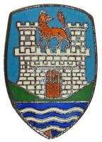 Németország DN Wolfsburg város címerét ábrázoló zománcozott fém sapkajelvény (iskolajelvény?) (38x53mm) T:XF,VF kopás, zománchiba Germany ND enameled metal cap badge (school badge?) depicting the coat of arms of the city of Wolfsburg (38x53mm) C:XF,VF worn, enamel error