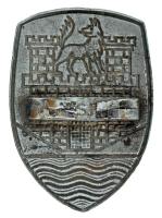 Németország DN Wolfsburg város címerét ábrázoló zománcozott fém sapkajelvény (iskolajelvény?) (38x53...