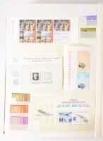 Szép színes vegyes külföldi modern anyag 16 lapos jó A4 berakóban nagyon sok tengerentúlival, benne ...