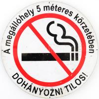 Festett figyelmeztető tábla, "A megállóhely 5 méteres körzetében dohányozni tilos" felirat...